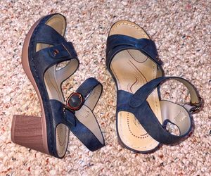 Shibever NWOT Womenβs Navy Blue Colored Wooden Style Chunky Heel Size 5.5