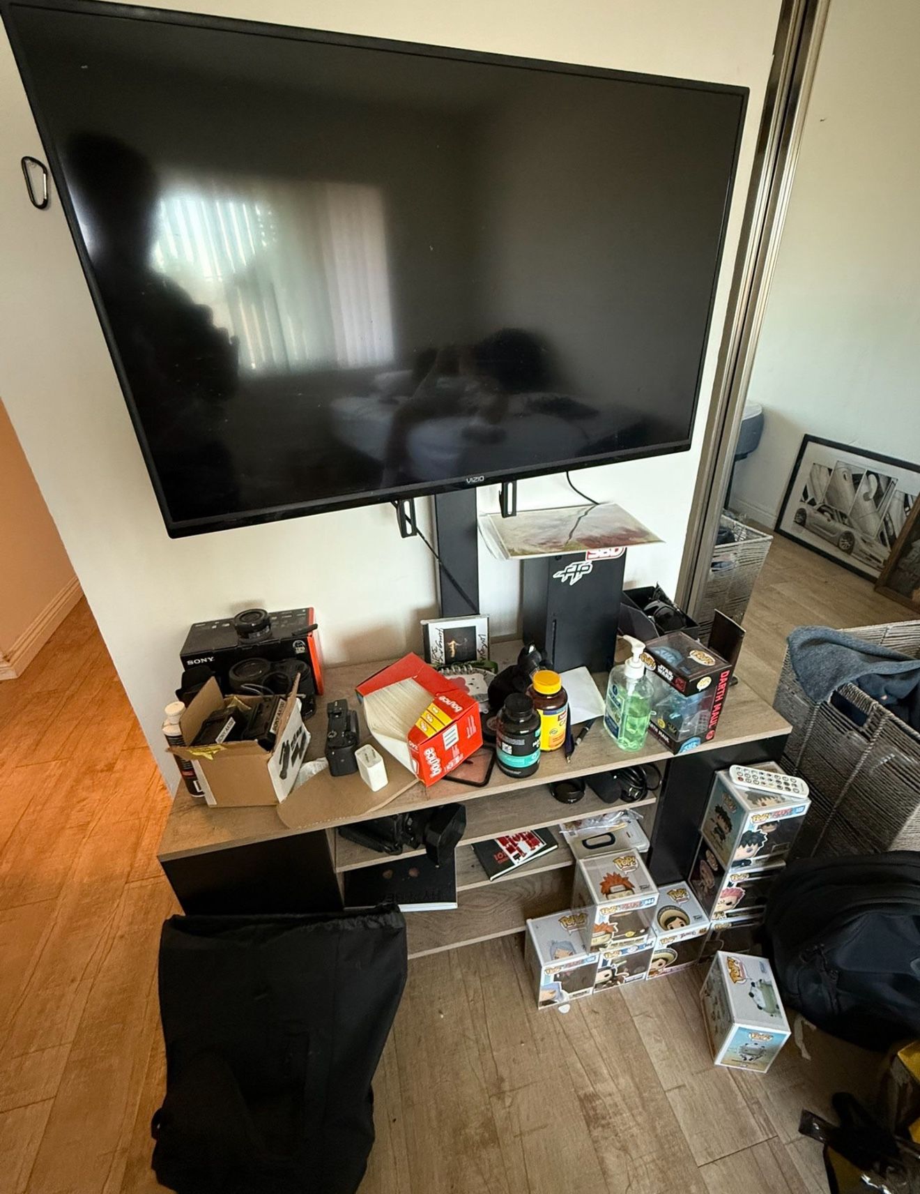 TV STAND AND TV MOUNT