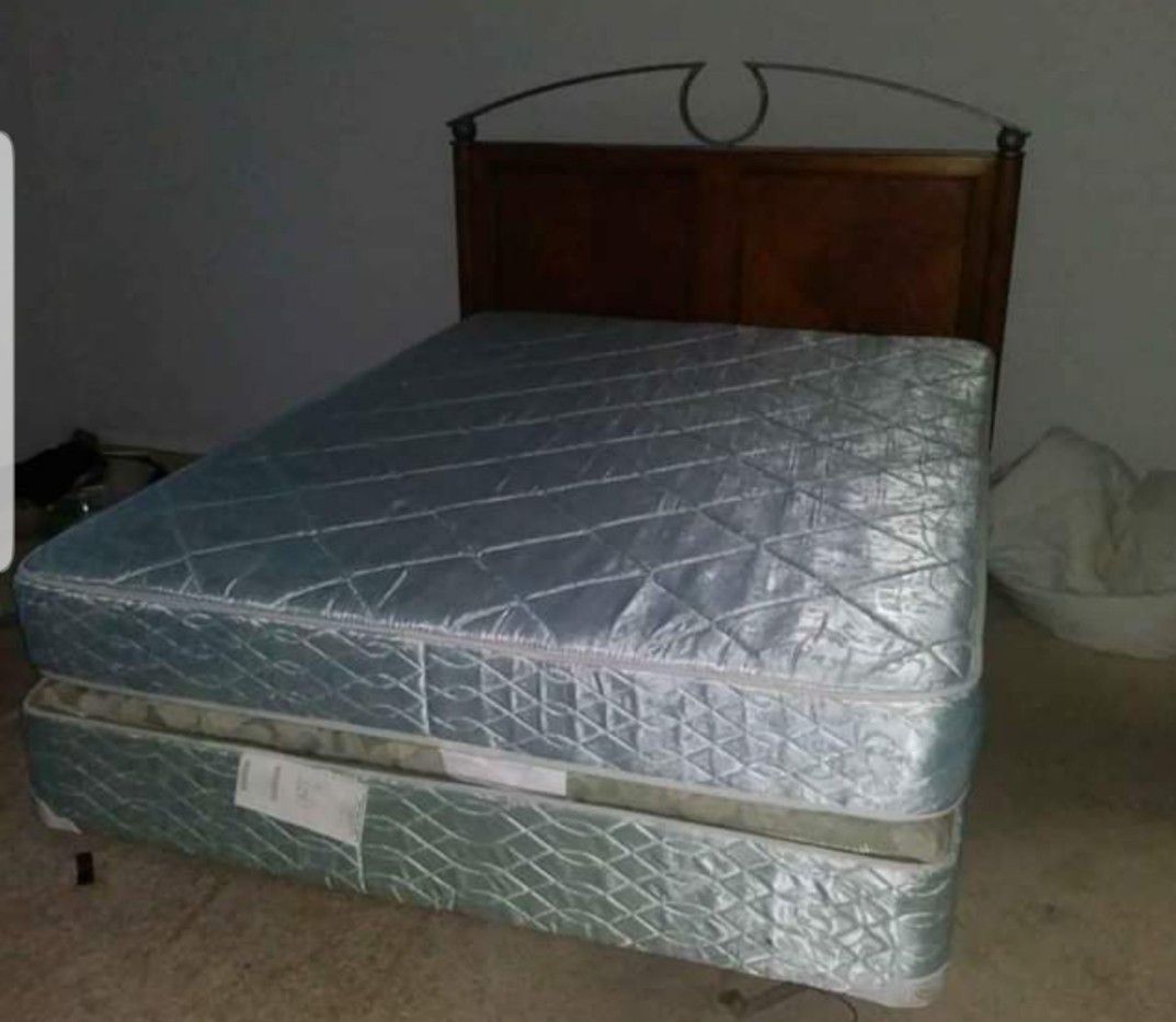 COMPLETE QUEEN SIZE BED WITH SOLID WOOD HEADBOARD