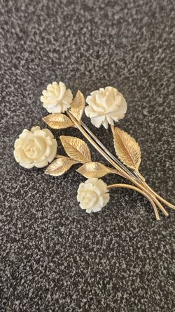 vintage brooch marked Krementz,