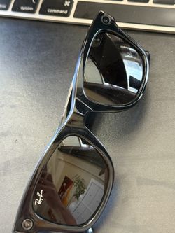 DISABLED LIGHT - Ray-Ban Meta Wayfarer Smart Sunglasses - Shiny Black/G15 Green