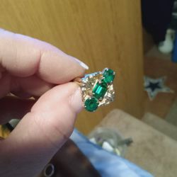 Avon green Stone And Gold Ring