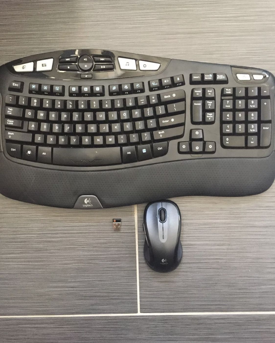 Wireless keyboard and mouse combo. With dongle / receiver and batteries.
