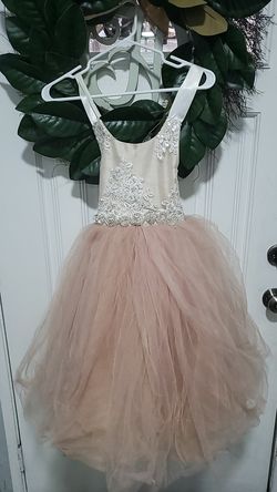 Gorgeous tulle dress for girls. Size 4 but fit my 6 year old daughter
