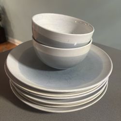 6 Large Plates And 2 Bowls