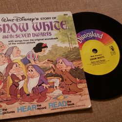 SNOW WHITE AND THE SEVEN DWARFS Book and Record #310 [Paperback] Disney, Walt


