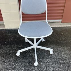 Modern White Office / Desk Chair on Wheels