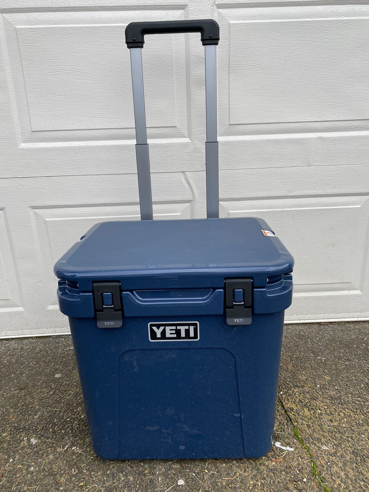 Yeti - Roadie 48 Wheeled Cooler - Navy