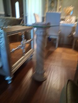 To columns with glass tops