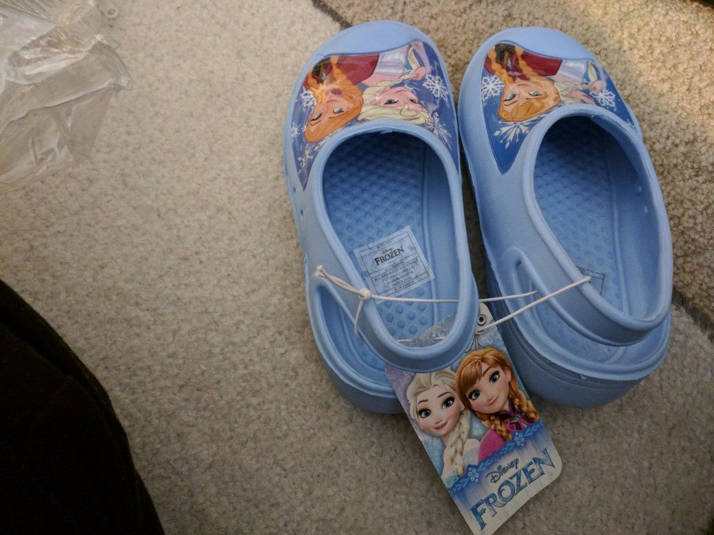 l respond between the hours of 10 am-10:00pm only !!!!Brand new Disney Frozen clogs for little girls