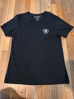 BLACK ARIAT TSHIRT