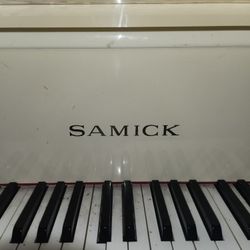Baby gran piano