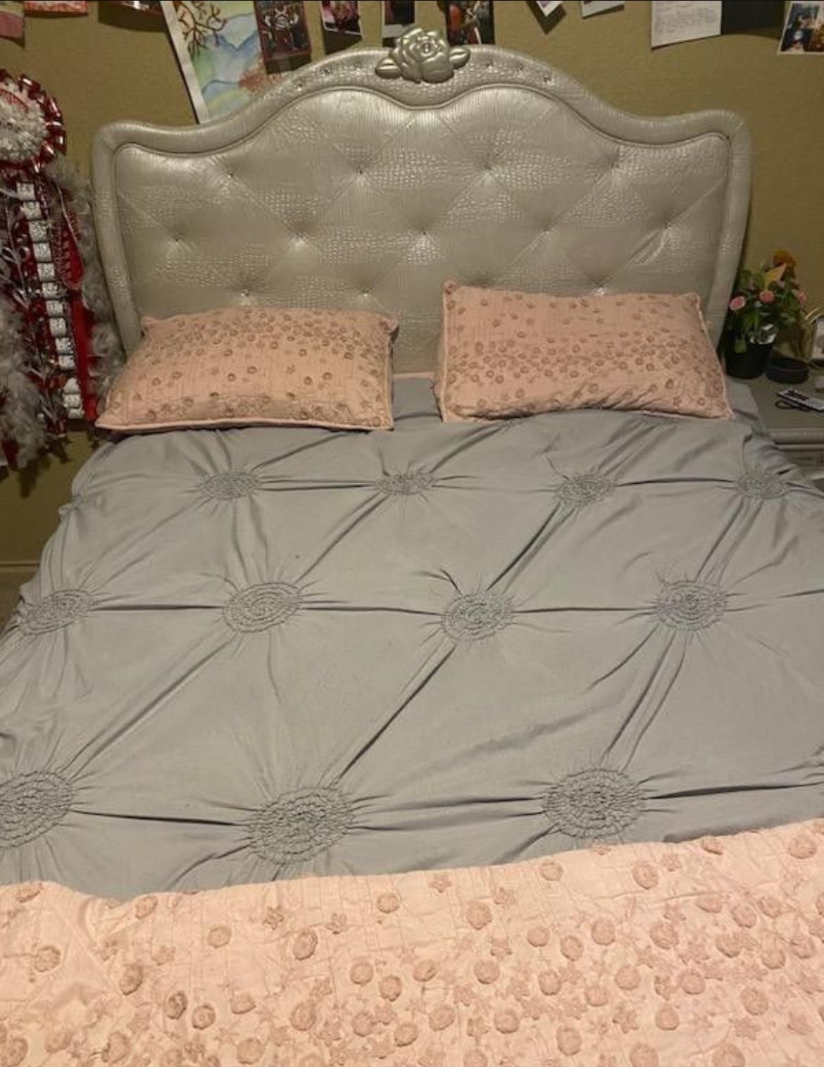 SET FULL BED AND TWO PIECE DRESSER WITH MIRROR MINOR FLAW IN BED LEG