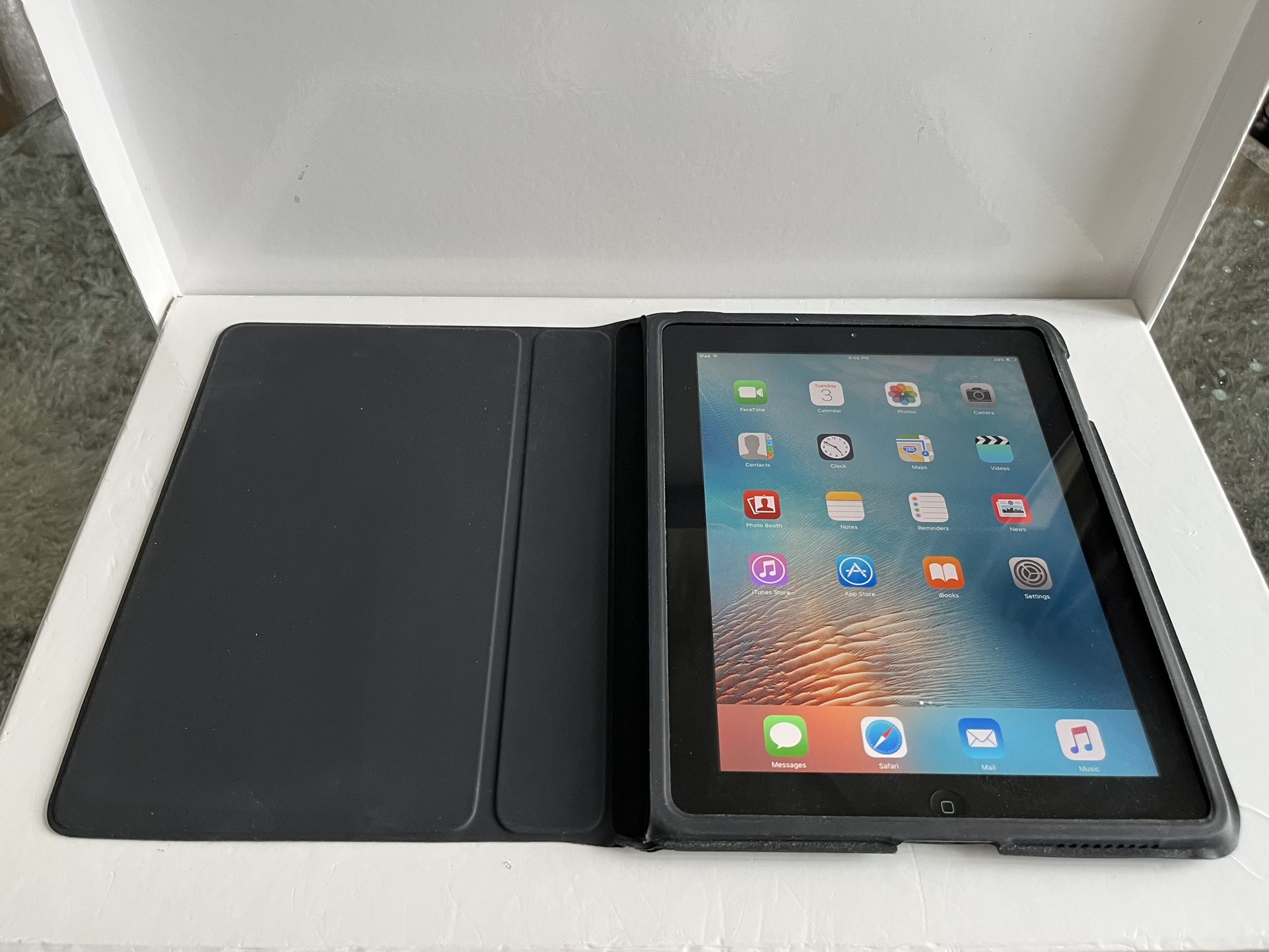 Apple iPad 2nd Gen Black A1395 16GB Tablet 9.7” iOS 9.3.5 - $20
