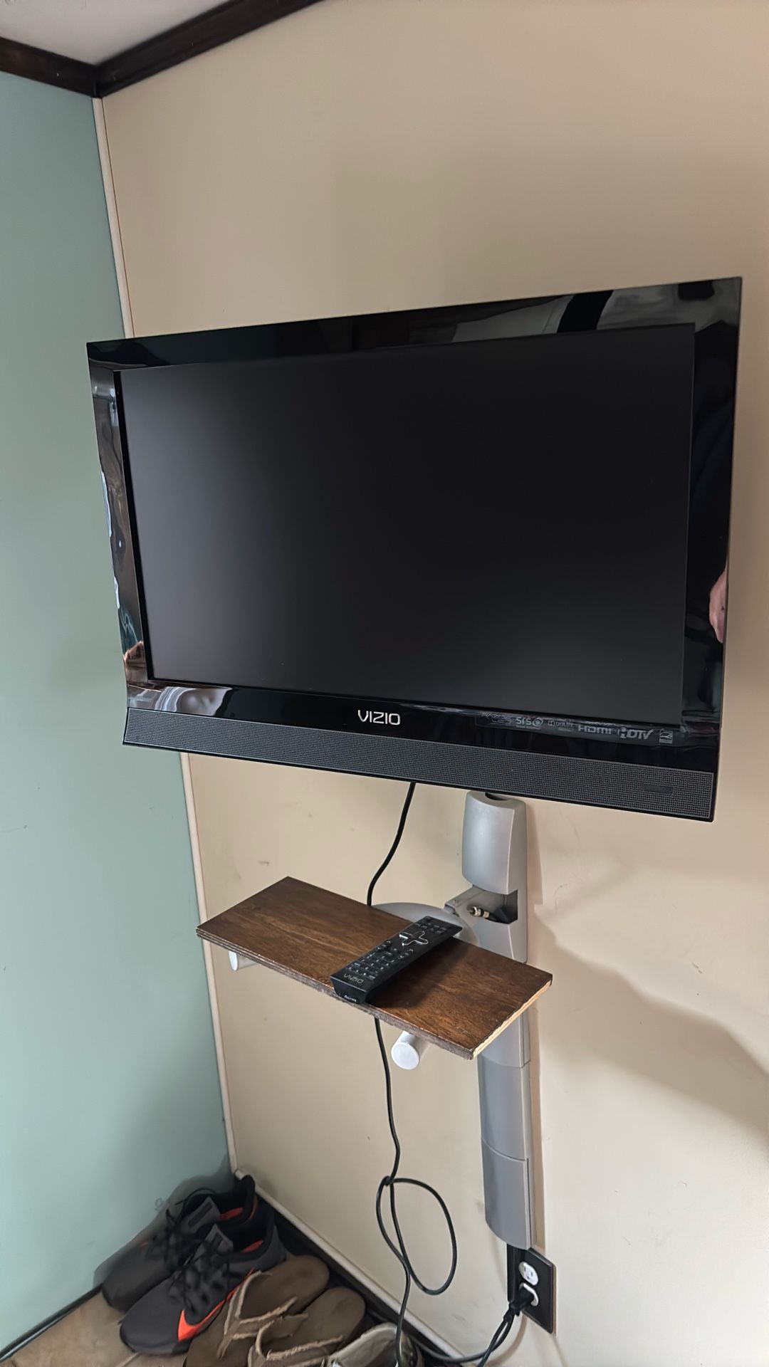 Small 24 In Vizio Flatscreen TV / W Remote 