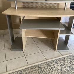 nice desk In Good Condition