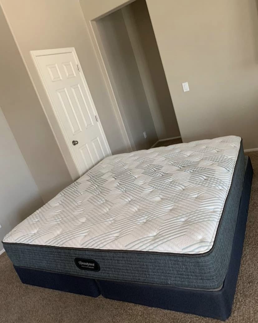 KING BEAUTYREST PRESSURESMART MATTRESS AND FREE BOX SPRINGS 