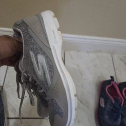 Tennis Shoes Size 7.5 All For $20 Or $5 Each Pair $20 Todos 