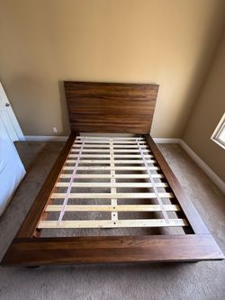Queen bed 3 piece set (dresser and floating mirror )