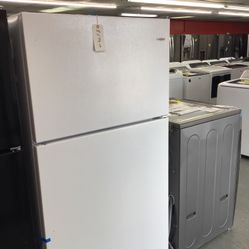 New Scratch And Dent Whirlpool 18.5 Cu Ft Top And Bottom Fridge. 1 Year Warranty 