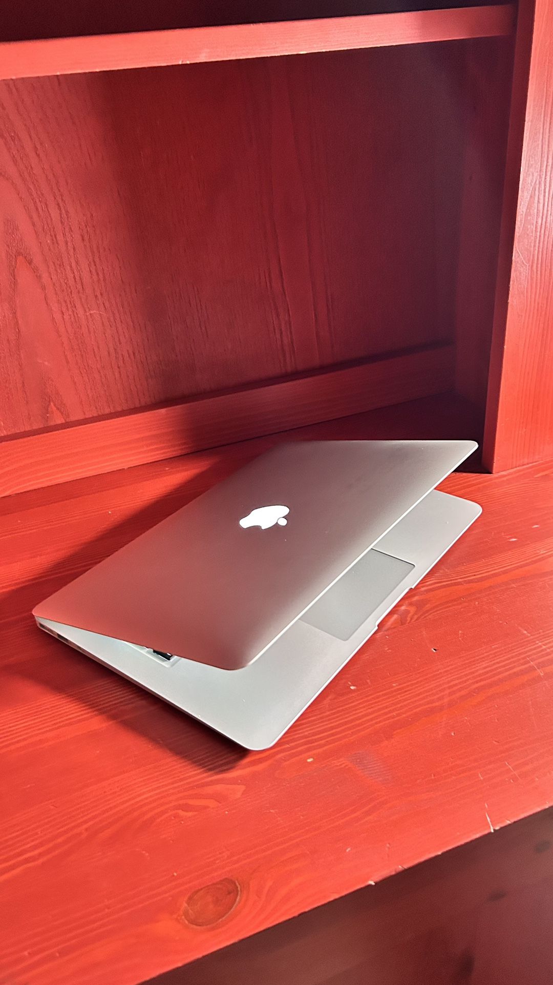 Apple MacBook Air 13” I5/8GB/256GB SSD $180