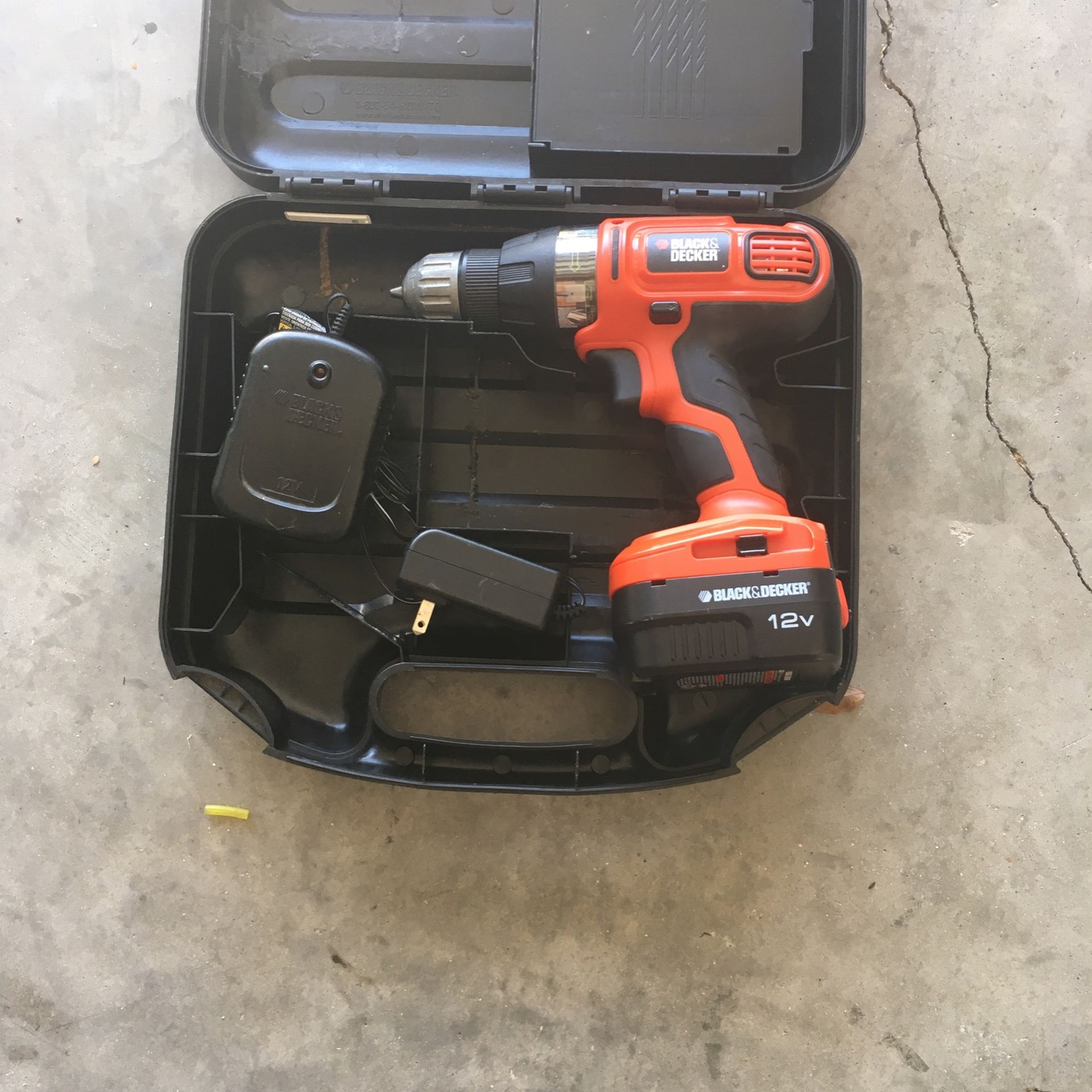 Black And Decker 12v Drill With Battery Charger And Case
