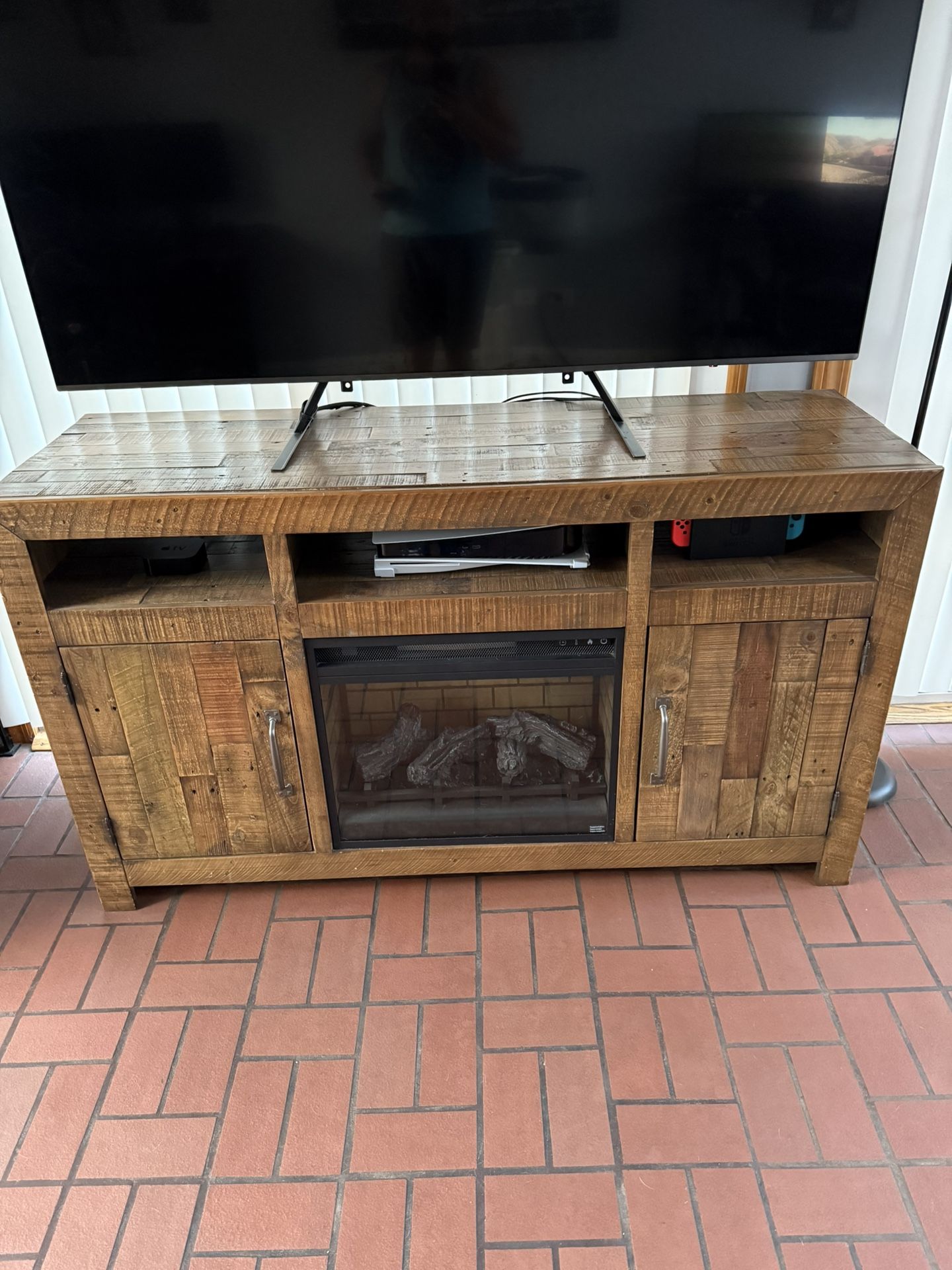 Entertainment center/TV stand W/fireplace