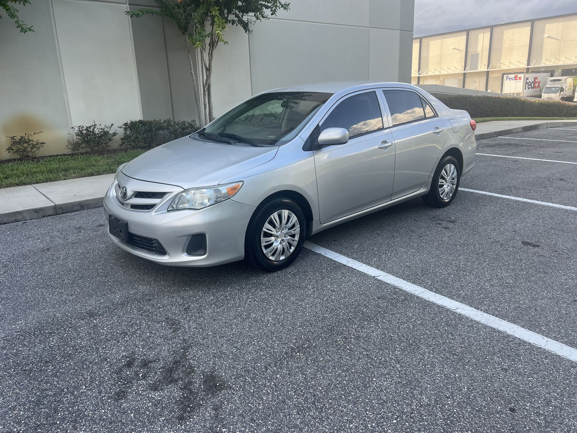 2 O 1 3 TOYOTA COROLLA LE. $3,900 DE INICIAL $200 CADA 14 DÍAS. NO COBRAMOS INTERESES EL PRECIO DEL AUTO ES $7,495