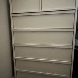 2 white drawers