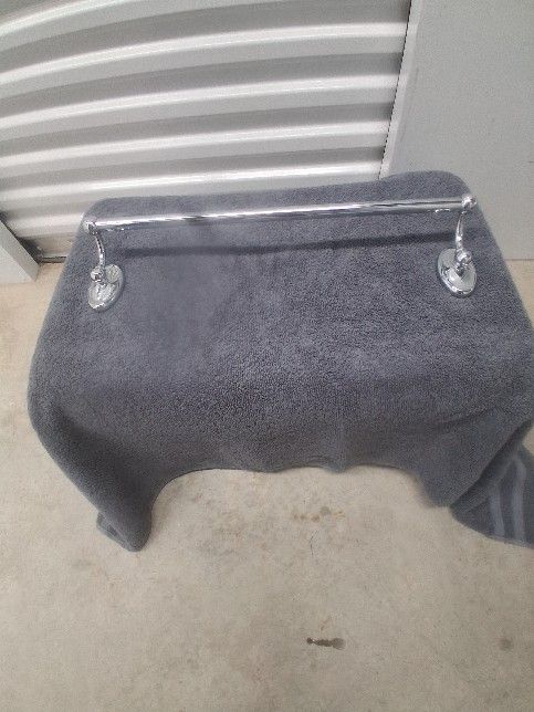 NEW VERY ELEGANT, 19" "BRIZO" POLISHED CHROME TOWEL RACK, GREAT TOWEL RACK FOR THE PRICE