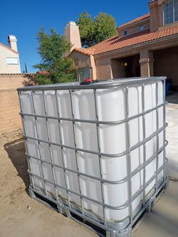 New! Watertank! 275 gallon water tank, large spigot, still sealed, never used