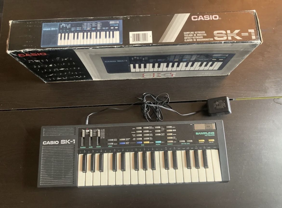 Casio SK-1 Portable 32 Key Sampling Keyboard With Adapter Manual Original Box