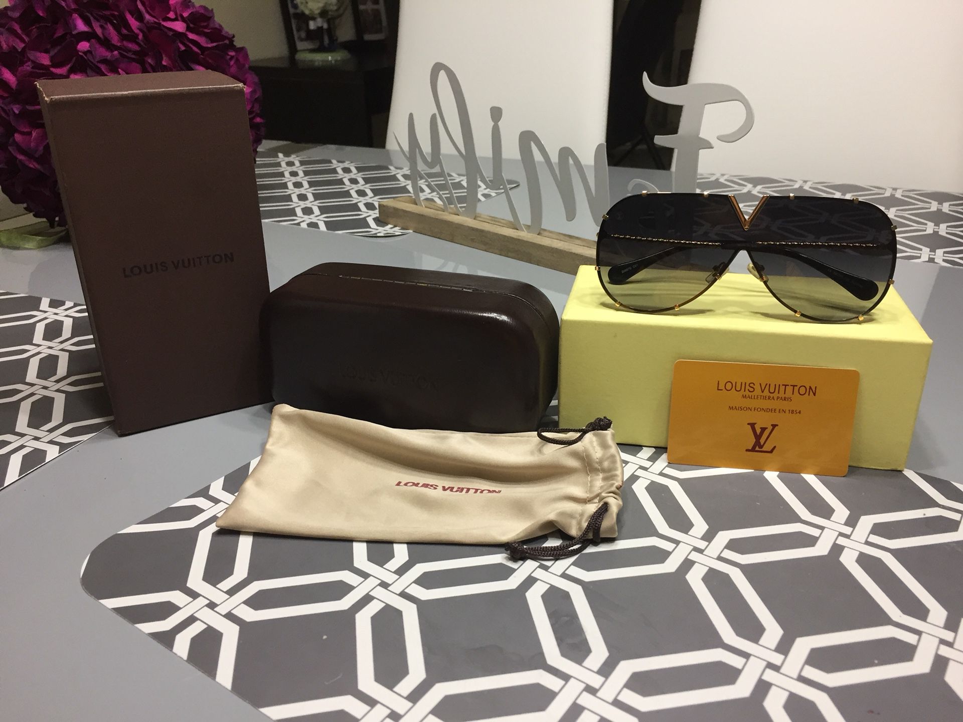 Nice 100% Authentic Louis Vuitton LV Drive Z0926E Damier/Gold Framed  Sunglasses for Sale in Denver, CO - OfferUp