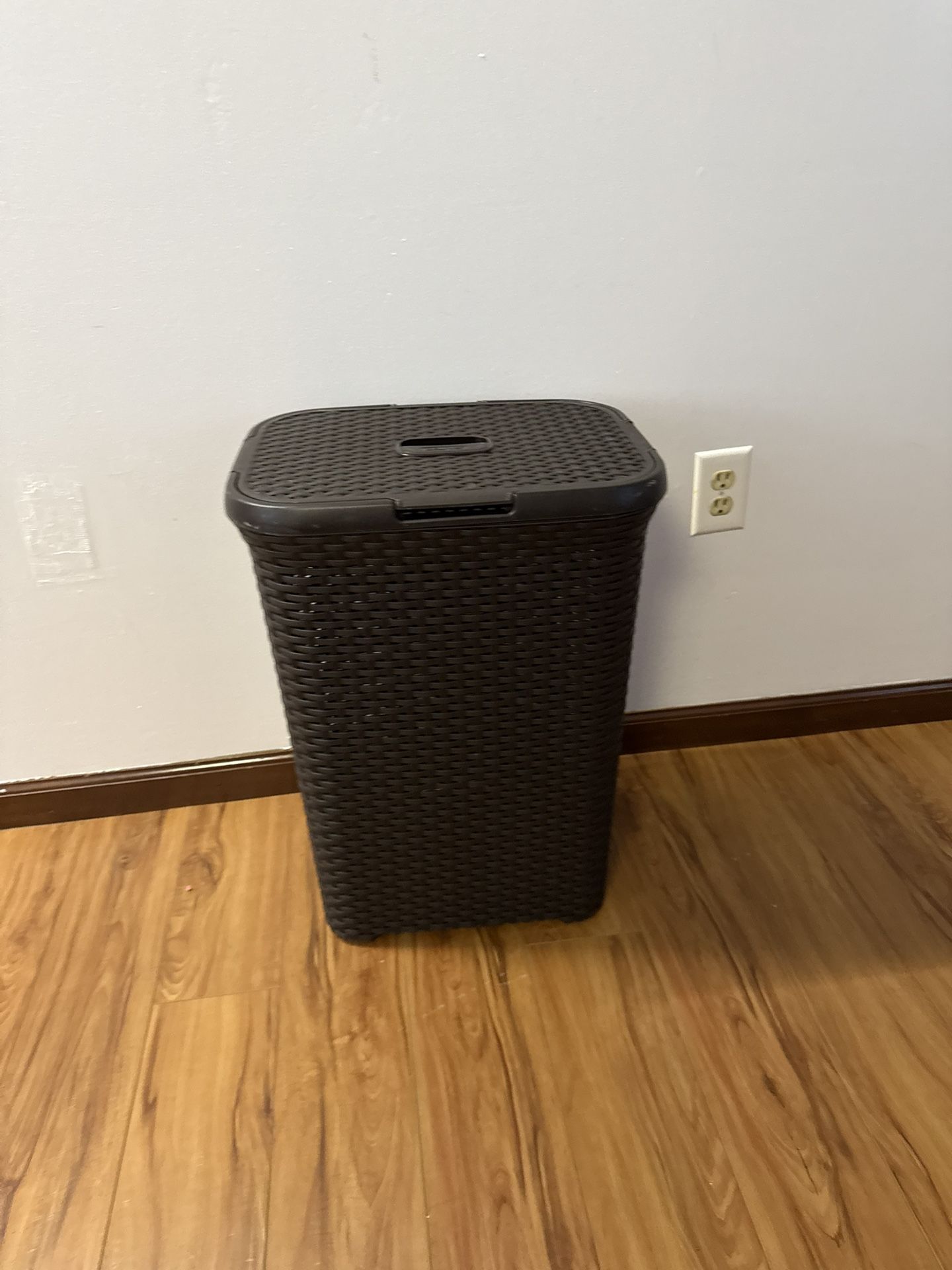 Fiel Kanguro Plastic Laundry Basket with Lid, 80 L, Assorted Colours