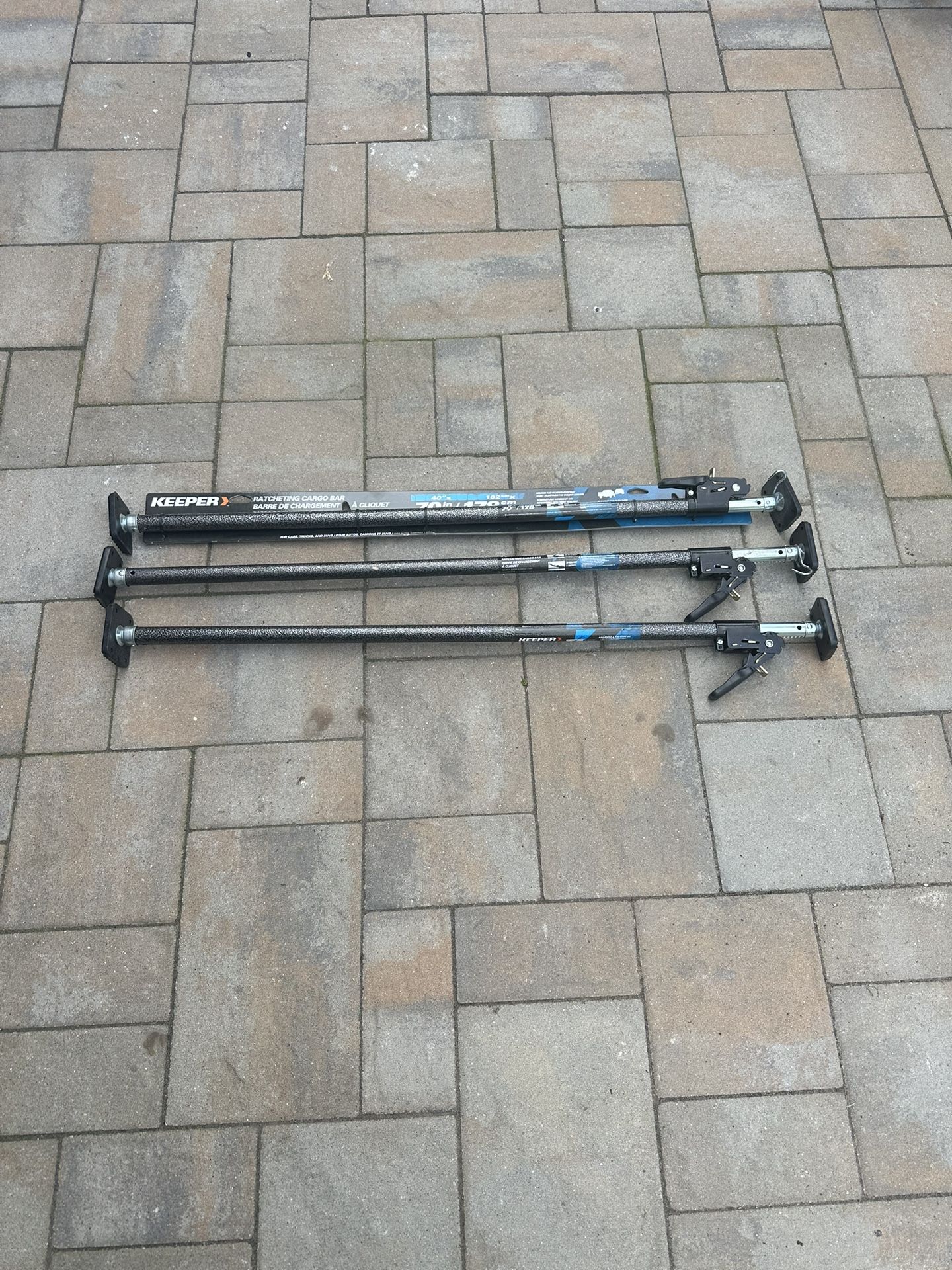 Ratcheting cargo bar For pickup Trucks