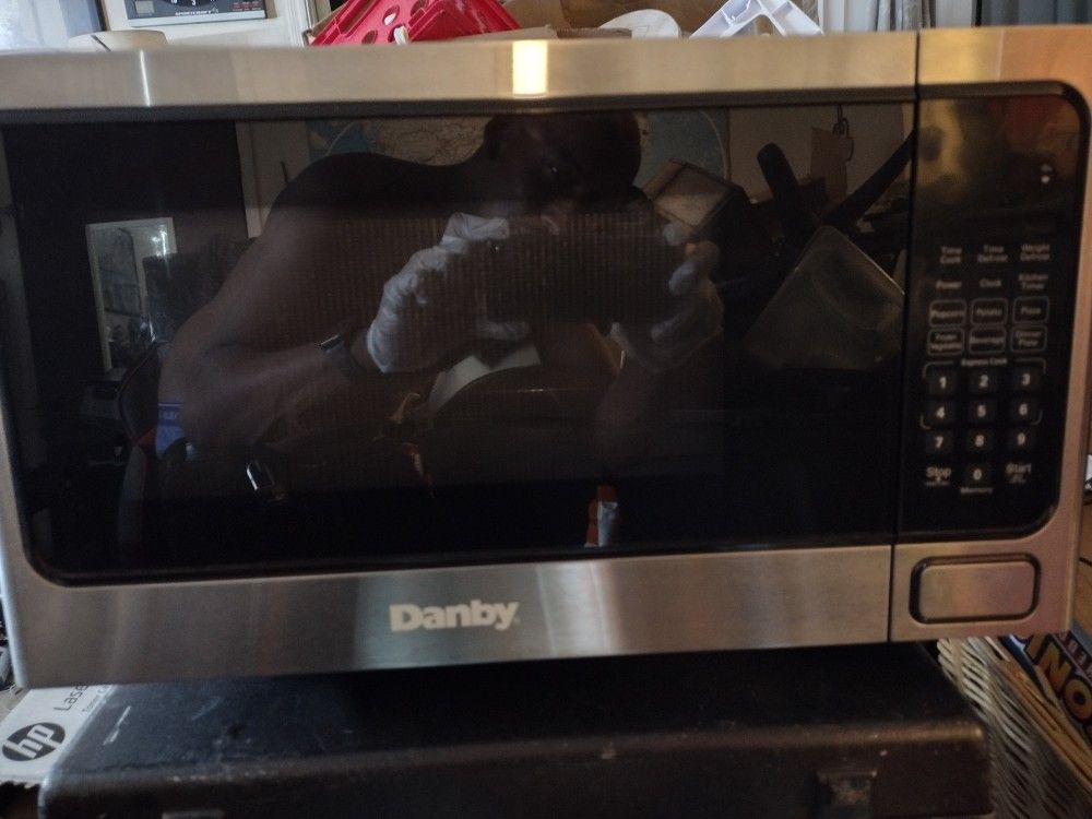 Danby 1.1 cf Stainless Steel Countertop Microwave 