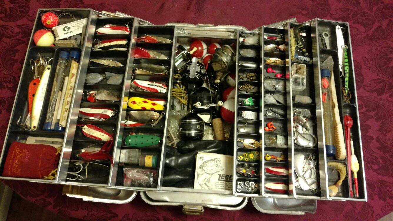 Vintage Fishing Tackle Box full of Tackle for Sale in Glendale, AZ
