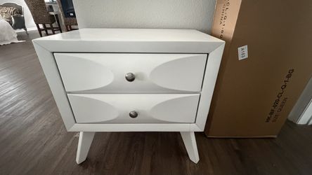 2 Nightstands