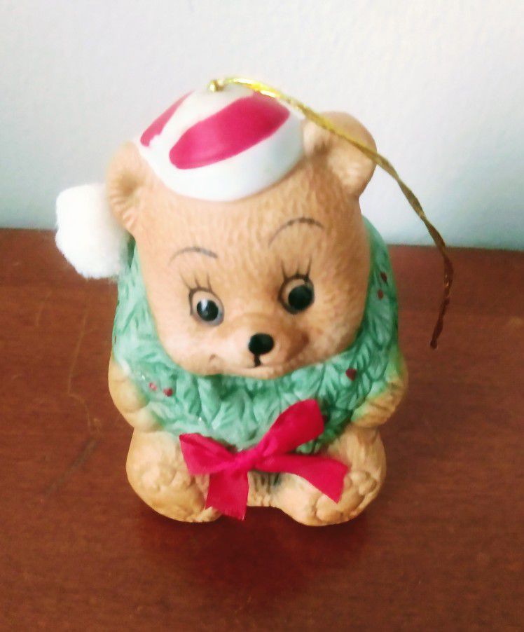 VINTAGE 1986 BOA JOLLY JINGLES HAND PAINTED PORCELAIN COLLECTOR BEAR WREATH BELL CHRISTMAS ORNAMENT 