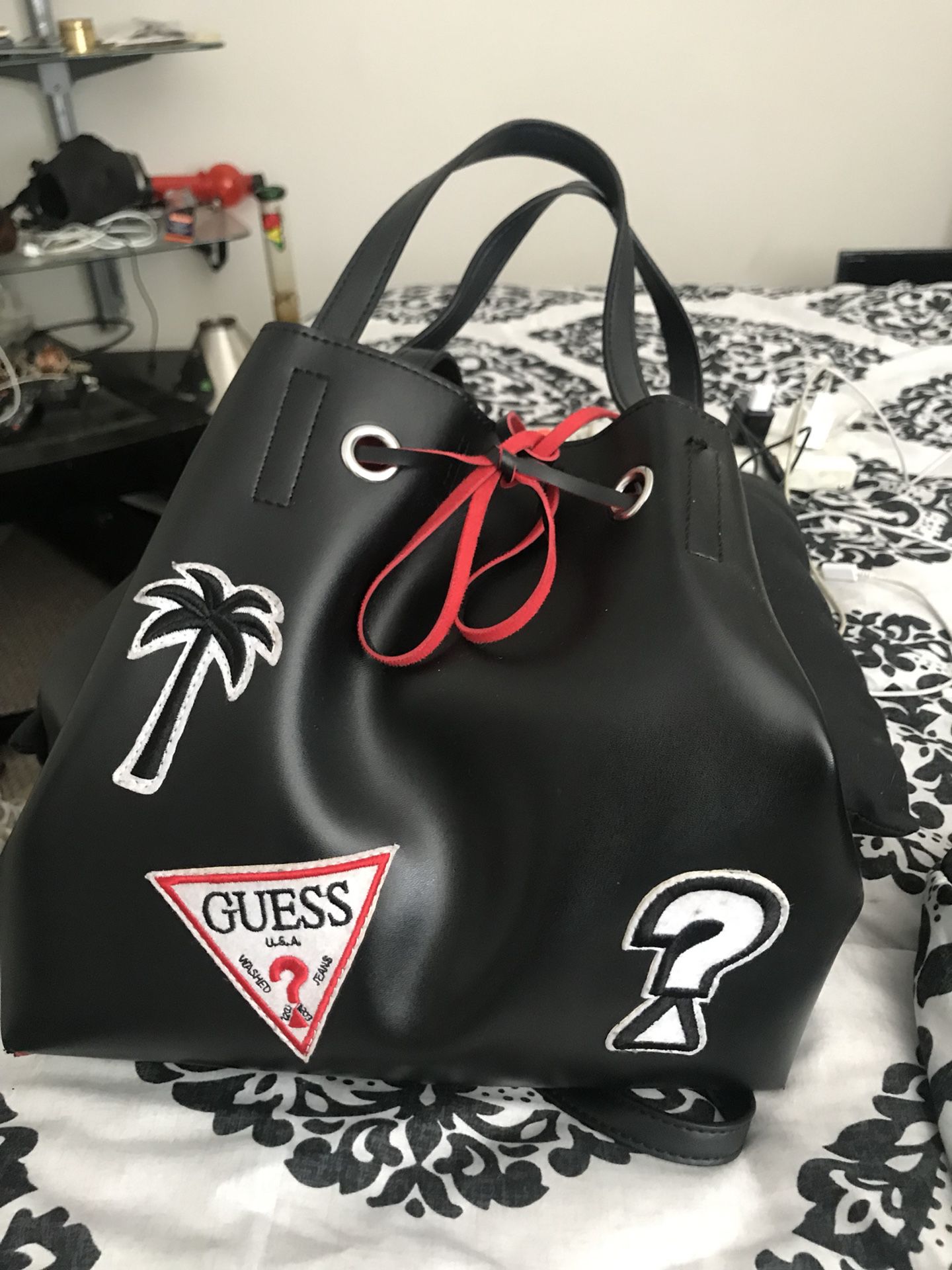 Official black and red woman’s Guess bag!