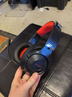 Wireless gaming headphones