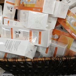 Brand new in sealed box!
This NNQ Sweet Orange Amino Acid Cleansing Mousse gently cleanses while leaving your skin refreshed and radiant.