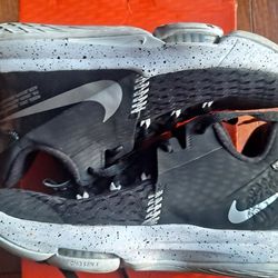 LeBron Witness 5 'Black Metallic Silver Size 8.5