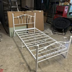 Twin Size Heart Post Metal Bed Frame (( BRAND NEW ))