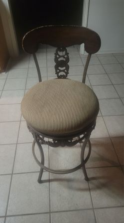 2 BAR STOOLS