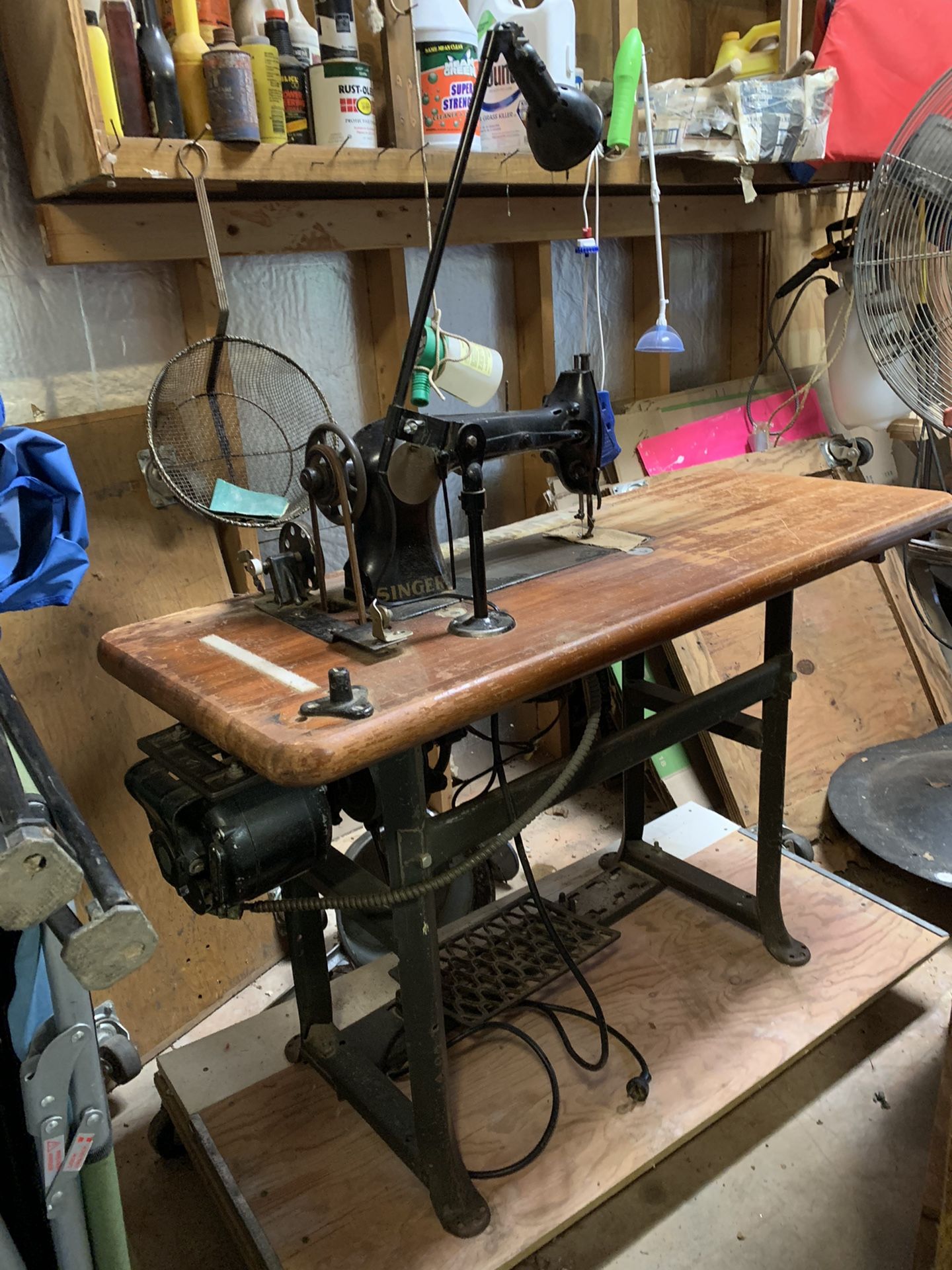 VINTAGE INDUSTRIAL SINGER SEWING MACHINE Model G3115/// General