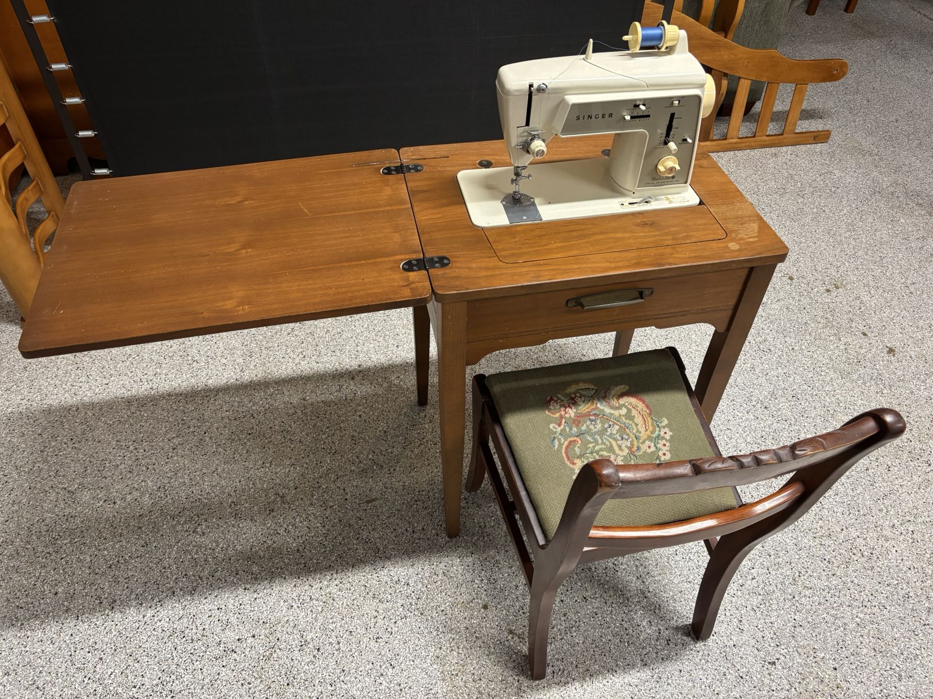 Vintage Singer Sewing Machine Table And Chair