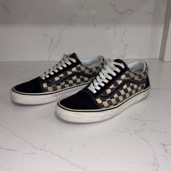 Blur check Van’s Old Skool