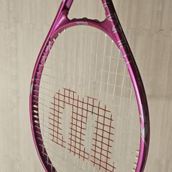 Wilson Pink Tennis Racket – Grip 4 1/4, Lightweight Alloy Frame• Wilson tennis racket in metallic pink finish
• Grip size: 4 1/4 (L2) – suitable for j