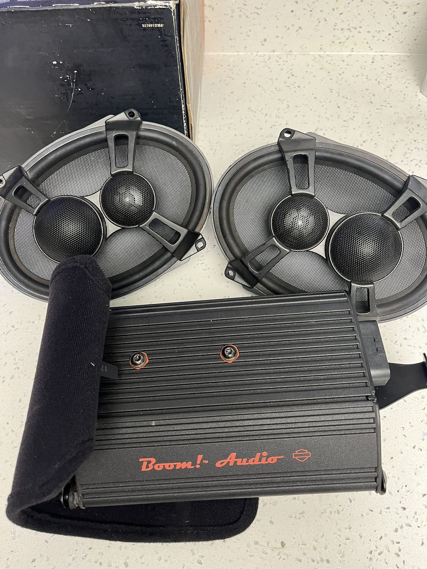 Harley Davidson touring Stage 2 boom audio saddle bag speakers and amp